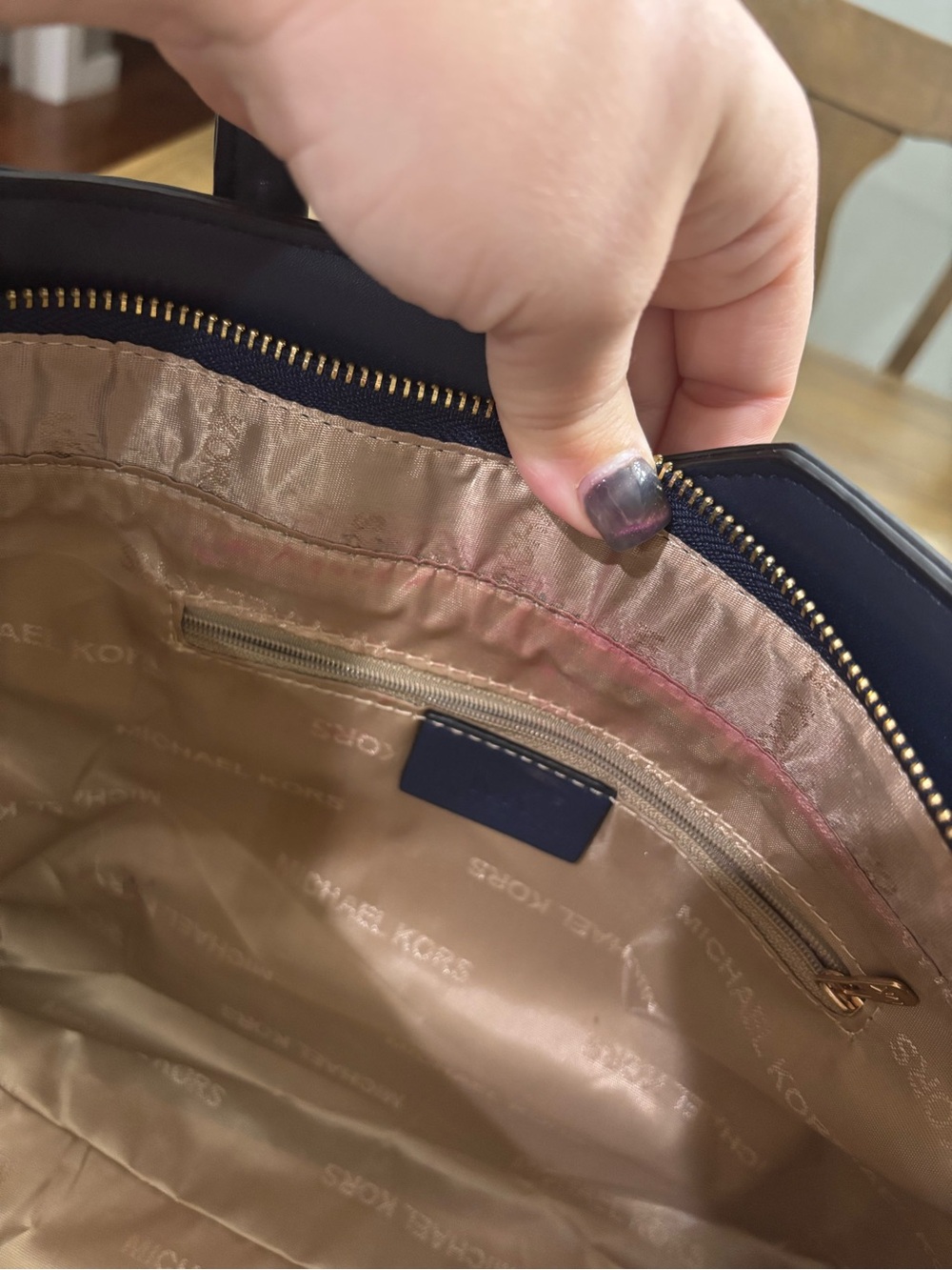 Michael Kors Navy Logo Tore with Matching Pouch - Picture 9 of 14